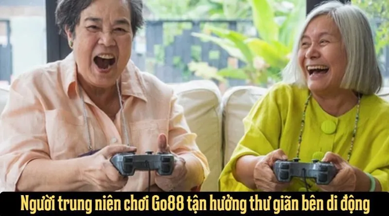 Người trung niên chơi Go88 tận hưởng thư giãn bên di động